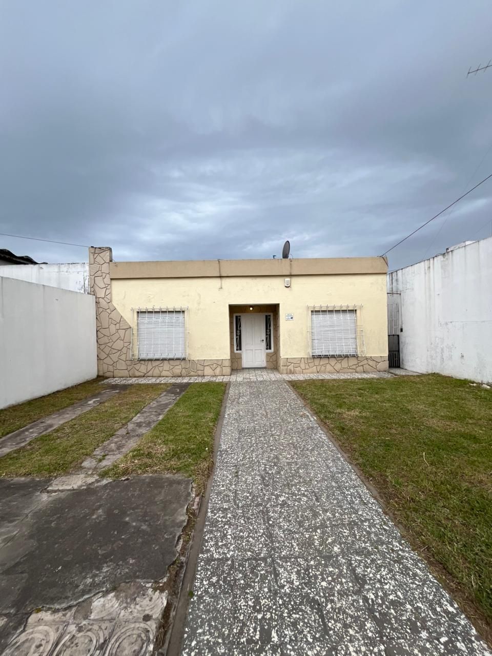 Imagen de la propiedad CASA EN VENTA CON GRAN TERRENO Y PATIO VERDE (APTA CREDITO)